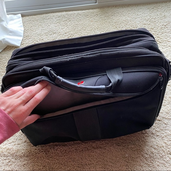 Wenger Brand Messenger Bag - Picture 3 of 7